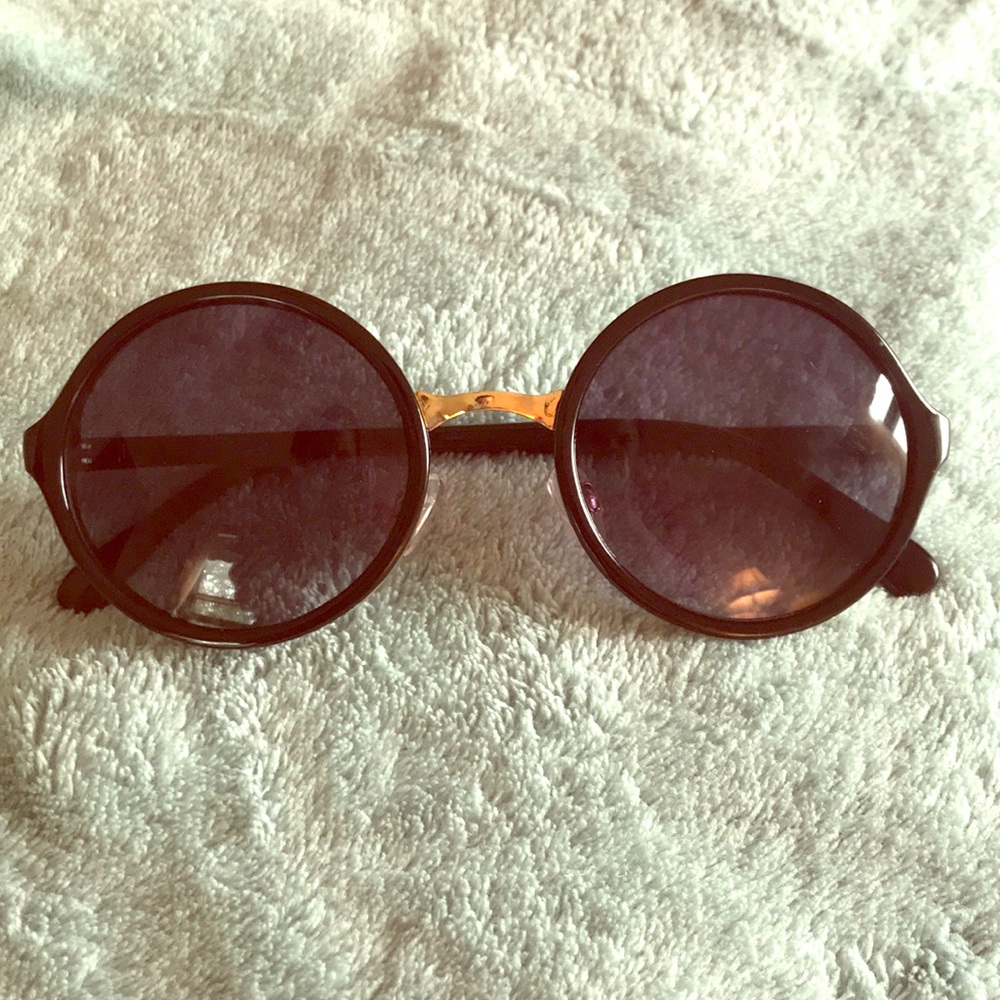 Black round sunglasses!